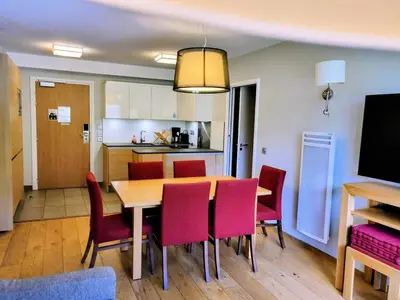 Cuisine ou kitchenette dans l'établissement Résidence Monarques Edenarc - Trois pièces 4/6 personnes dans résidence de stand MAE-3103