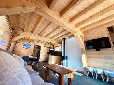Télévision ou salle de divertissement dans l'établissement Chalet Perle des Alpes