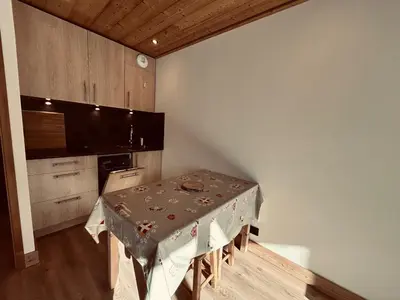 Cuisine ou kitchenette dans l'établissement Tignes Val Claret : Studio 4 pers, Balcon Sud, Wifi Inclus - FR-1-502-612