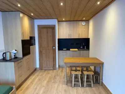 Cuisine ou kitchenette dans l'établissement Tignes Val Claret : Studio 4 pers, Balcon Sud, Wifi Inclus - FR-1-502-612