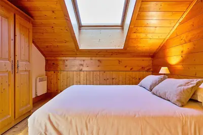 Un ou plusieurs lits dans un hébergement de l'établissement Rochu 10 personnes Spa, Calme & Vue Montagne
