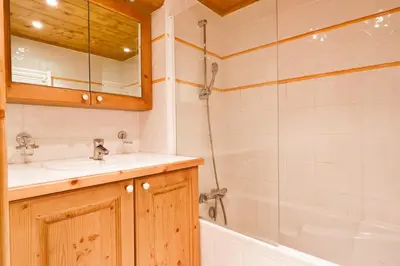 Salle de bains dans l'établissement Rochu 10 personnes Spa, Calme & Vue Montagne