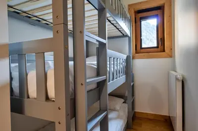 Un ou plusieurs lits superposés dans un hébergement de l'établissement Roclisse -Superbe appartement à 5min des télécabines