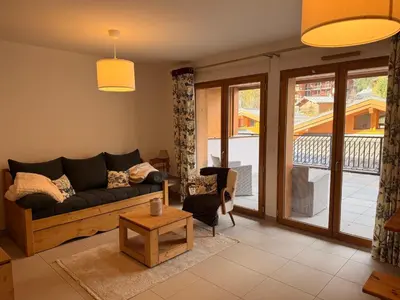 Coin salon dans l'établissement Appartement cozy avec grande terrasse et casier à skis - FR-1-464-256