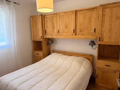 Un ou plusieurs lits dans un hébergement de l'établissement Appartement cozy avec grande terrasse et casier à skis - FR-1-464-256