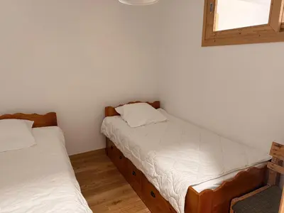 Un ou plusieurs lits dans un hébergement de l'établissement Appartement cozy avec grande terrasse et casier à skis - FR-1-464-256