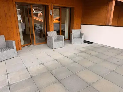 Coin salon dans l'établissement Appartement cozy avec grande terrasse et casier à skis - FR-1-464-256