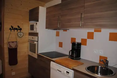 Cuisine ou kitchenette dans l'établissement La Joubarde