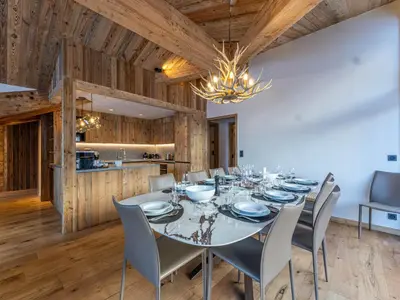 Plan de l'établissement Luxueux appartement 7 pièces, cheminée, parking, vue imprenable - FR-1-694-423