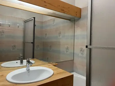 Salle de bains dans l'établissement Appartement 2 pièces avec accès piscine, près des pistes, 4 personnes max - FR-1-464-257