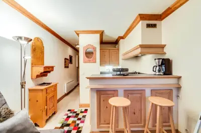 Cuisine ou kitchenette dans l'établissement Résidence Coeur De Val - Studio Vieux Village MAE-3403