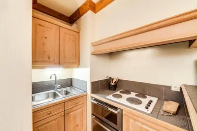 Cuisine ou kitchenette dans l'établissement Résidence Coeur De Val - Studio Vieux Village MAE-3403