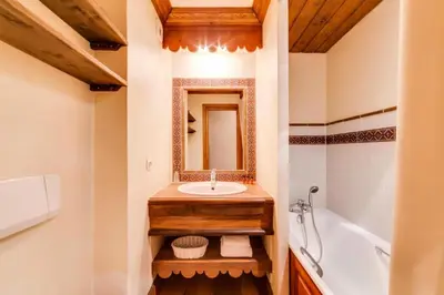 Salle de bains dans l'établissement Résidence Coeur De Val - Studio Vieux Village MAE-3403