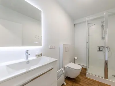 Salle de bains dans l'établissement Studio rénové pour 2 personnes avec balcon et WIFI à Val-d'Isère - FR-1-694-441