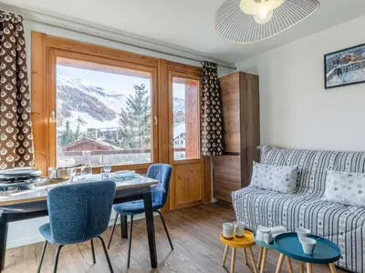 Coin salon dans l'établissement Studio rénové pour 2 personnes avec balcon et WIFI à Val-d'Isère - FR-1-694-441