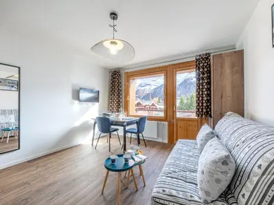 Coin salon dans l'établissement Studio rénové pour 2 personnes avec balcon et WIFI à Val-d'Isère - FR-1-694-441