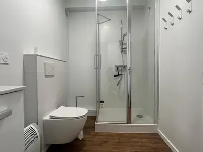 Salle de bains dans l'établissement Studio rénové pour 2 personnes avec balcon et WIFI à Val-d'Isère - FR-1-694-441
