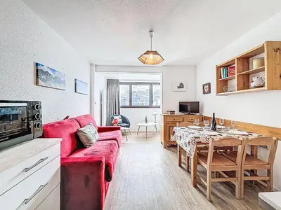 Télévision ou salle de divertissement dans l'établissement Apartment Plein Soleil - Val Claret-5 by Interhome