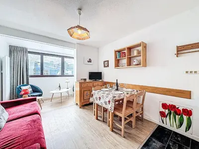 Télévision ou salle de divertissement dans l'établissement Apartment Plein Soleil - Val Claret-5 by Interhome