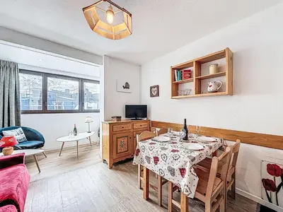 Télévision ou salle de divertissement dans l'établissement Apartment Plein Soleil - Val Claret-5 by Interhome