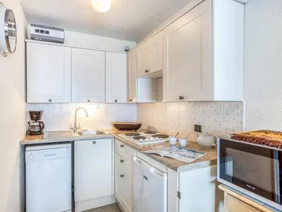Cuisine ou kitchenette dans l'établissement Studio Les Tommeuses - Val Claret-26 by Interhome
