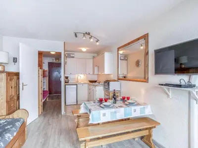 Cuisine ou kitchenette dans l'établissement Studio Les Tommeuses - Val Claret-26 by Interhome