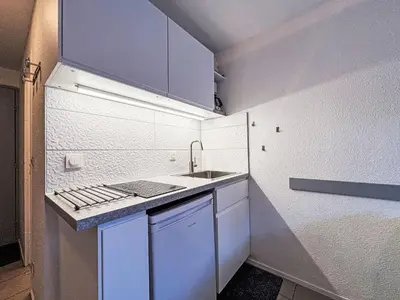 Cuisine ou kitchenette dans l'établissement Apartment Les Olympiques - Tignes 1800-9 by Interhome
