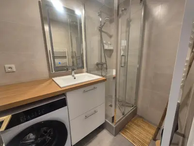 Salle de bains dans l'établissement Appartement rénové 6 pers · Pied des pistes · Balcon Sud - FR-1-502-609