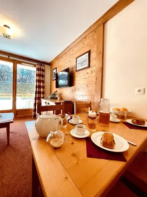 Télévision ou salle de divertissement dans l'établissement Appt 4 pers - Les Flocons d'Alpage - Val Cenis