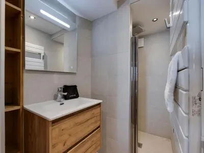 Salle de bains dans l'établissement Appartement central Val d'Isère, 4 pers, 2 chambres en suite - FR-1-567-137