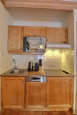 Cuisine ou kitchenette dans l'établissement ARC 1950, Appartement 1 chambre, 4 personnes, Exposition Sud, SAUNA, HAMMAM, JACUZZI, PISCINE