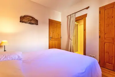 Un ou plusieurs lits dans un hébergement de l'établissement Pralioud – Confort moderne, spa & piscine