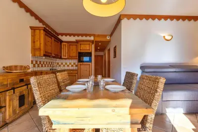 Cuisine ou kitchenette dans l'établissement Pralioud – Confort moderne, spa & piscine
