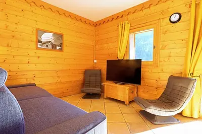 Télévision ou salle de divertissement dans l'établissement Pralioud – Confort moderne, spa & piscine