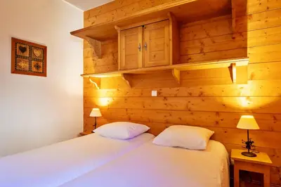 Un ou plusieurs lits dans un hébergement de l'établissement Pralioud – Confort moderne, spa & piscine