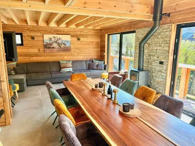 Coin salon dans l'établissement Chalet de standing 12 personnes à Nancroix, avec WIFI et parking privé - FR-1-411-1005