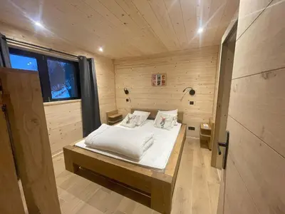 Un ou plusieurs lits dans un hébergement de l'établissement Chalet de standing 12 personnes à Nancroix, avec WIFI et parking privé - FR-1-411-1005