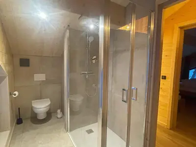 Salle de bains dans l'établissement Chalet de standing 12 personnes à Nancroix, avec WIFI et parking privé - FR-1-411-1005