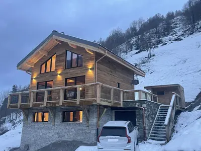 L'établissement Chalet de standing 12 personnes à Nancroix, avec WIFI et parking privé - FR-1-411-1005 en hiver