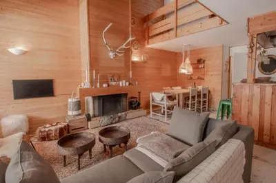 Télévision ou salle de divertissement dans l'établissement Hameau de Val 1389 Spacious cosy duplex in the heart of Val d’Isère