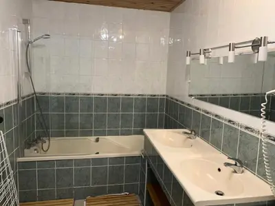 Salle de bains dans l'établissement Résidence La Benna - Apaprtement 8 personnes spacieux MAE-7943