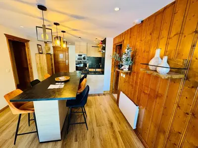 Cuisine ou kitchenette dans l'établissement Beautifully Renovated 2 Bed Apartment - Arc 1950 - Refuge du Montagnard