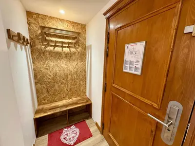 Salle de bains dans l'établissement Beautifully Renovated 2 Bed Apartment - Arc 1950 - Refuge du Montagnard