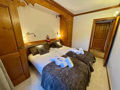 Un ou plusieurs lits dans un hébergement de l'établissement Beautifully Renovated 2 Bed Apartment - Arc 1950 - Refuge du Montagnard
