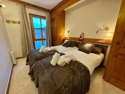 Un ou plusieurs lits dans un hébergement de l'établissement Beautifully Renovated 2 Bed Apartment - Arc 1950 - Refuge du Montagnard