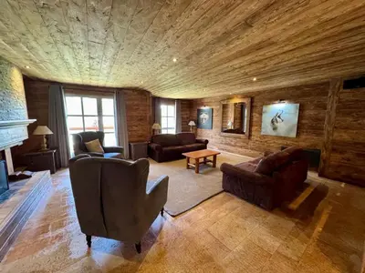 Coin salon dans l'établissement Beautifully Renovated 2 Bed Apartment - Arc 1950 - Refuge du Montagnard