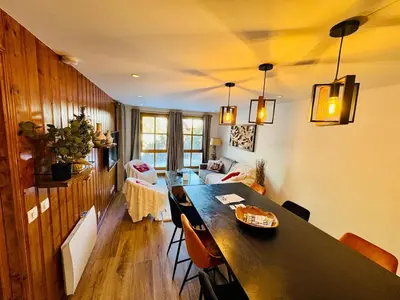 Coin salon dans l'établissement Beautifully Renovated 2 Bed Apartment - Arc 1950 - Refuge du Montagnard