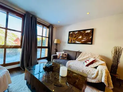 Coin salon dans l'établissement Beautifully Renovated 2 Bed Apartment - Arc 1950 - Refuge du Montagnard