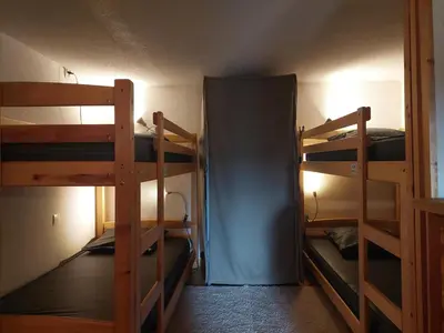 Un ou plusieurs lits superposés dans un hébergement de l'établissement Studio mezzanine avec balcon, proche pistes, Wifi inclus - FR-1-346-591