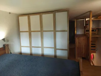 Un ou plusieurs lits dans un hébergement de l'établissement Studio mezzanine avec balcon, proche pistes, Wifi inclus - FR-1-346-591